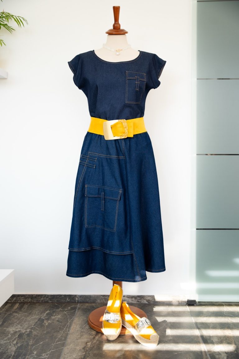 Temno modra jeans obleka z rumenim pasom